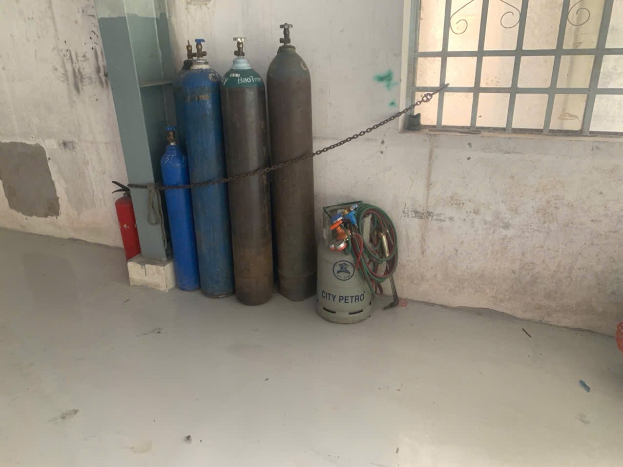 Oxy-acetylene welding machine.jpg